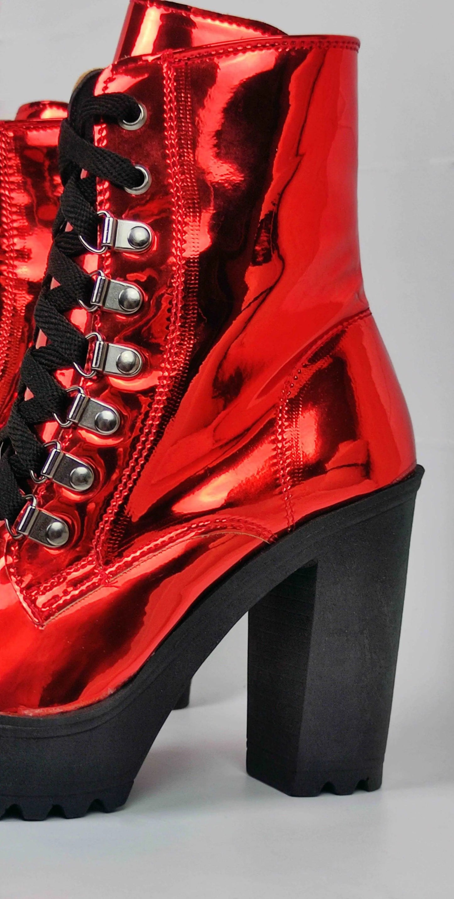 Bota Metalizada Vermelho Escarlate SANTACROW